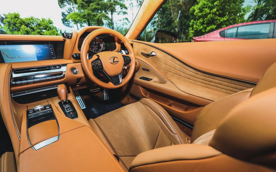 Интерьер Lexus LC500 2017 года  (MY) (фото 9 из 18)